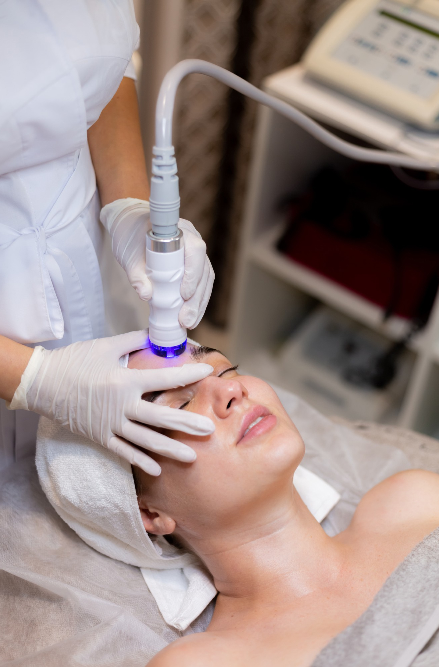 Patient receiving a facial device treatment at the Innerskin clinic