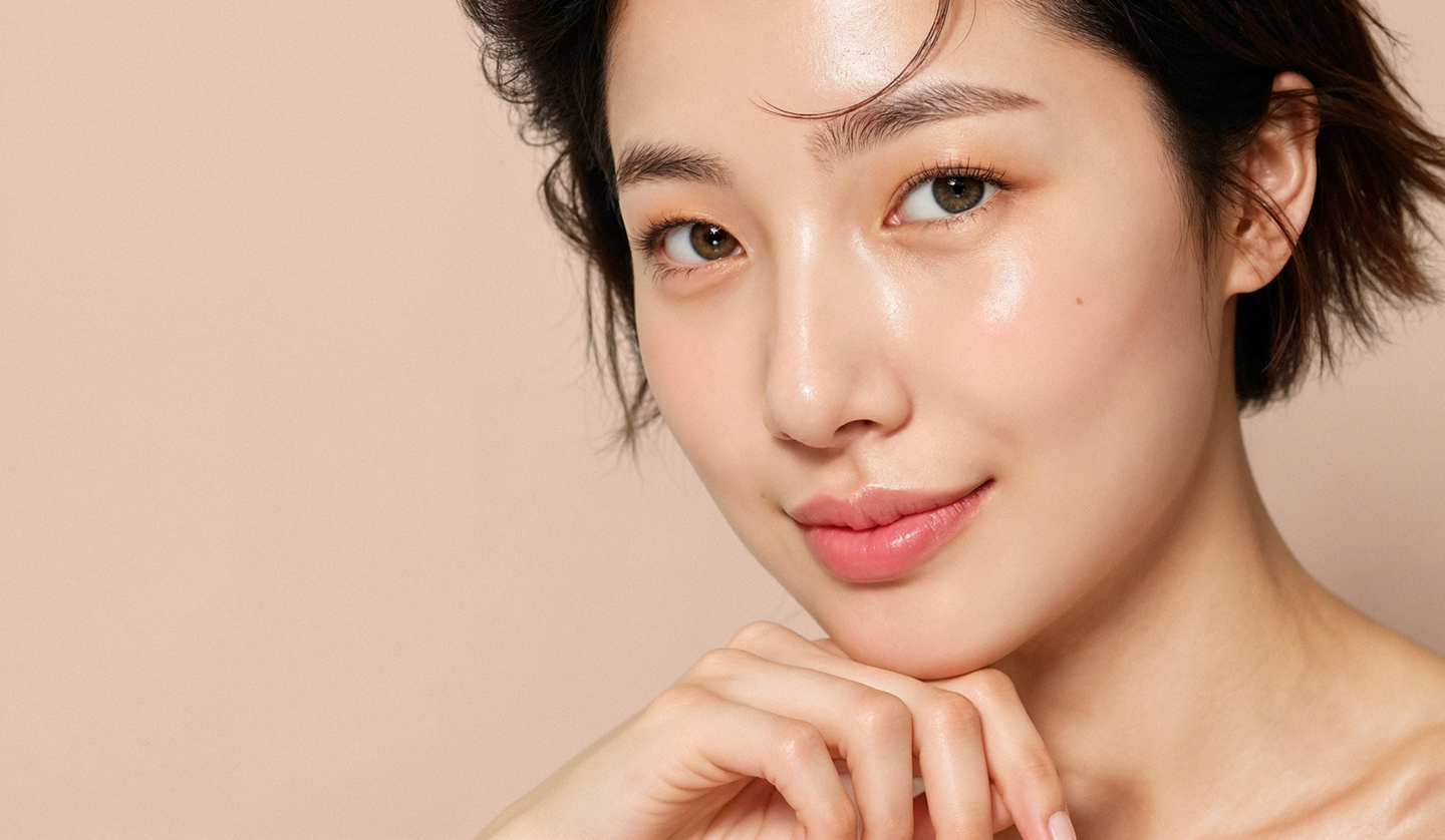 Woman with short hair and even-toned skin resting her chin on her hand